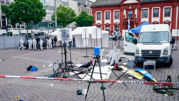 Mitarbeiter der Spurensicherung stehen auf dem Marktplatz hinter einem zertr&uuml;mmerten Stand. - &copy; Uwe Anspach/dpa