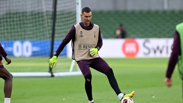 Leverkusens Torwart Matej Kovar spielt den Ball. - &copy; Federico Gambarini/dpa