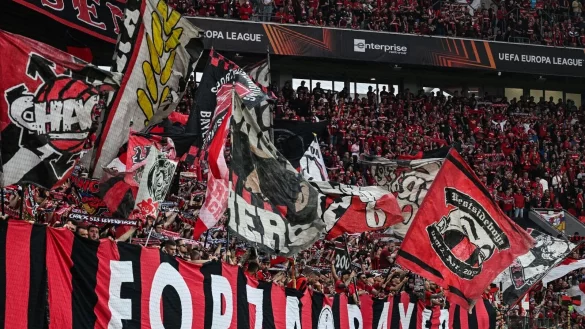 Die Fans von Leverkusen vor dem Spiel. - &copy; Bernd Thissen/dpa