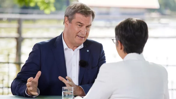 Kritik an seinen vielen Aktivit&auml;ten auf Social Media l&auml;sst Markus S&ouml;der nicht gelten. Er sieht darin eine Notwendigkeit, um auch die Menschen zu erreichen, die sich sonst von der Politik nicht angesprochen f&uuml;hlen. (Foto: Handout) - &copy; Sebastian Arlt/ZDF/dpa