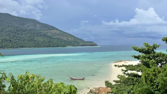 Blick von Ko Lipe auf Ko Adang, die drittgr&ouml;&szlig;te Insel im Tarutao-Nationalpark. - &copy; Manuel Mayer/dpa-tmn/dpa