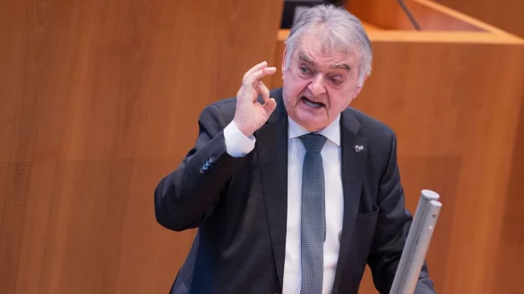 Herbert Reul (CDU), Innenminister von Nordrhein-Westfalen, spricht im Düsseldorfer Landtag. Trotz der Freigabe von Cannabis für Erwachsene in Deutschland erwartet er von Polizistinnen und Polizisten, dass sie «clean» zum Dienst erscheinen. - © Rolf Vennenbernd/dpa