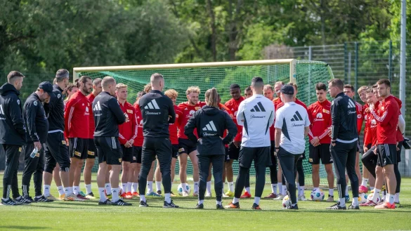 Trainer Marco Grote (6. v.r) spricht zur Mannschaft. - &copy; Matthias Koch/dpa