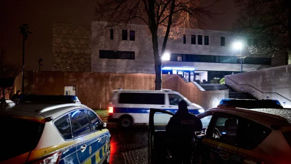 Ein Justizfahrzeug f&auml;hrt nach einem Ortstermin im Prozess um einen geplanten Brandanschlag an der Synagoge vorbei. - &copy; Bernd Thissen/dpa