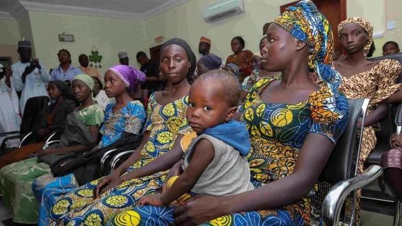 M&auml;dchen aus Chibok, die zuvor aus der Hand islamistischer Extremisten befreit worden waren. (Archiv) - &copy; Str/dpa