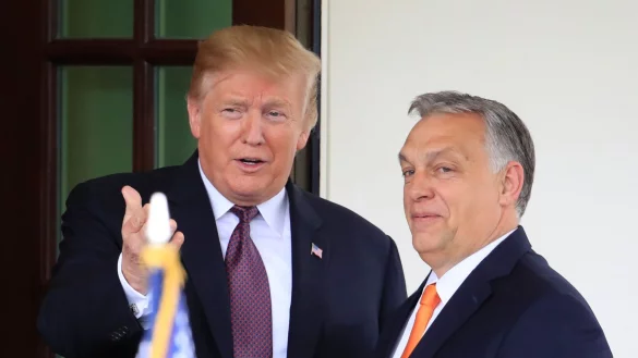 Der damalige US-Pr&auml;sident Donald Trump (l) und Ungarns Ministerpr&auml;sident Viktor Orban: Die beiden Rechtspopulisten haben politisch viel gemeinsam (Archivbild). - &copy; Manuel Balce Ceneta/AP/dpa