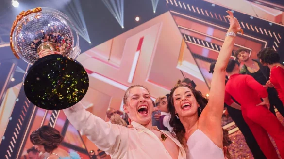 Der Favorit Gabriel Kelly, S&auml;nger, freut sich mit Tanzpartnerin Malika Dzumaev &uuml;ber den Sieg und den Titel &laquo;Dancing Star 2024&raquo;. - &copy; Rolf Vennenbernd/dpa