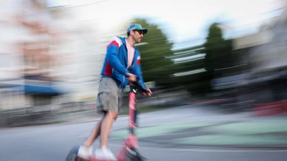 Ein Mann in Hamburg ist auf einem E-Scooter unterwegs. Die Bundesregierung plant neue Regeln zu E-Scootern. - &copy; Christian Charisius/dpa