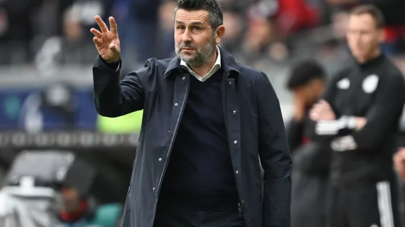 Cheftrainer Nenad Bjelica von Union Berlin reagiert an der Seitenlinie. - &copy; Arne Dedert/dpa