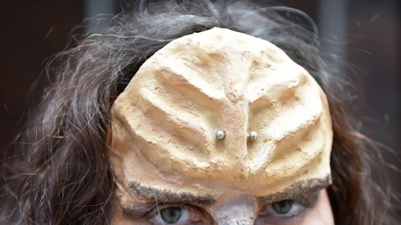 Ein Fan mit Klingonen-Stirn - &laquo;Ich h&auml;tte nie gedacht, dass mal so viele Menschen Klingonisch lernen&raquo;, sagte dessen Entwickler, der US-amerikanische Sprachwissenschaftler Marc Okrand &uuml;ber den Zuspruch zu seiner Sprache. - &copy; Caroline Seidel/dpa