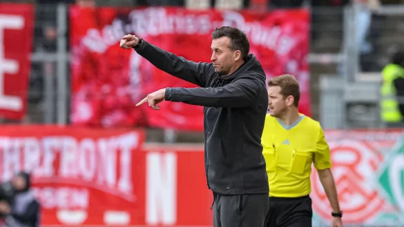 Essens Trainer Christoph Dabrowski gestikuliert. - &copy; Stefan Brauer/DeFodi Images/dpa