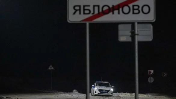 In der N&auml;he der Absturzstelle des russischen Milit&auml;rtransportflugzeugs in der N&auml;he von Jablonowo in der Grenzregion Belgorod ist ein Polizeifahrzeug im Einsatz. - &copy; Alexander Zemlianichenko Jr/XinHua/dpa