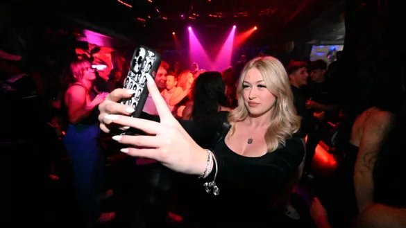 Larissa fotografiert sich im "Insta-Club" Bossy in M&uuml;nchen. - &copy; Felix H&ouml;rhager/dpa