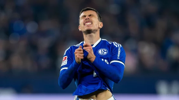 Schalke will gegen die Gelb-Rot Sperre von Ron Schallenberg Einspruch einlegen. - © David Inderlied/dpa