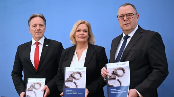 Bundesinnenministerin Nancy Faeser mit BKA-Pr&auml;sident Holger M&uuml;nch (l.) und Brandenburgs Innenminister Michael St&uuml;bgen bei der Vorstellung der Polizeilichen Kriminalstatistik 2023 (PKS). - &copy; Britta Pedersen/dpa
