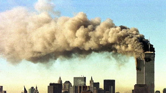 Blick auf Manhattan am 11. September 2001, als Terroristen zwei entf&uuml;hrte Passagierflugzeuge ins World Trade Center steuerten. (Archivbild) - &copy; picture alliance / dpa