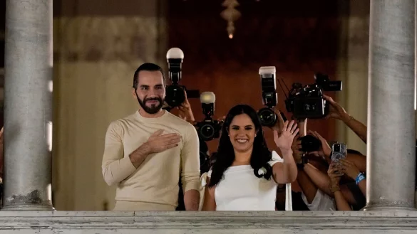 Nayib Bukele und seine Frau Gabriela Rodriguez lassen sich auf dem Balkon des Präsidentenpalastes feiern. - © Moises Castillo/AP/dpa