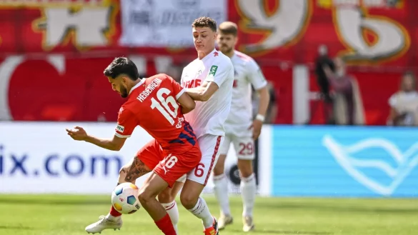 Heidenheims Kevin Sessa (l) in Aktion gegen K&ouml;lns Eric Martel (r). - &copy; Harry Langer/dpa