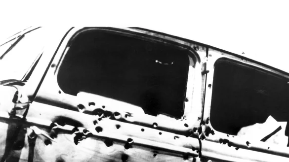 Mit weit &uuml;ber hundert Kugeln durchsiebte die Polizei das Fahrzeug, in dem Bonnie und Clyde starben. - &copy; UPI/dpa