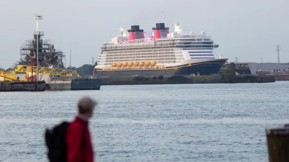 Die &laquo;Disney Dream&raquo; l&auml;uft den Hamburger Hafen erstmals anl&auml;sslich einer Reise an. - &copy; Bodo Marks/dpa