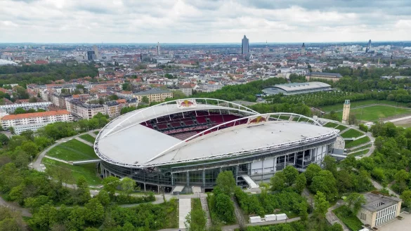 Die Red Bull Arena liegt im Kessel des alten Zentralstadions - die gr&uuml;nen W&auml;lle machen deutlich, wie gro&szlig; dieser Bau einst war. - &copy; Jan Woitas/dpa