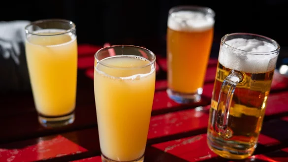 Es gibt keine sichere Alkoholmenge f&uuml;r einen unbedenklichen Konsum, sagt die Deutsche Gesellschaft f&uuml;r Ern&auml;hrung. (Symbolbild) - &copy; Sebastian Gollnow/dpa