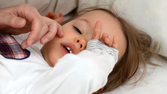 Viele Bindehautentz&uuml;ndungen heilen von selbst aus. Sind die Augen nur leicht ger&ouml;tet, m&uuml;ssen Eltern nicht direkt mit dem Kind zum Arzt. - &copy; Andrea Warnecke/dpa-tmn