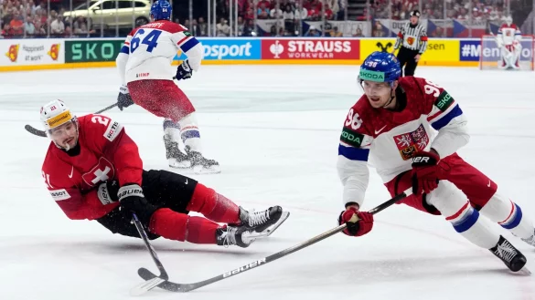 Martin Necas (r) aus Tschechien konnte sich mit seiner Mannschaft gegen die Schweiz durchsetzen. - &copy; Petr David Josek/AP/dpa