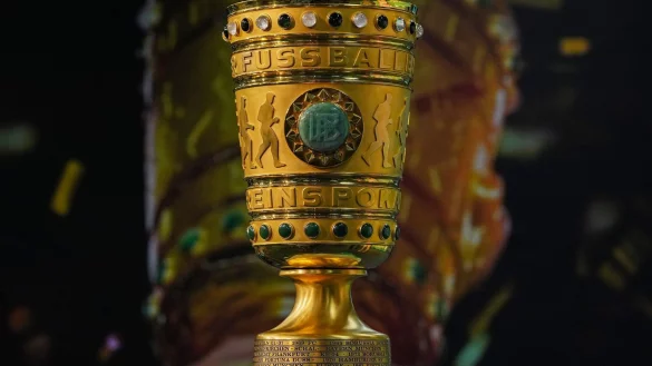 Fu&szlig;ball: Der DFB-Pokal steht auf einem Podest. - &copy; Soeren Stache/dpa