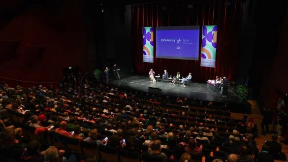 Podiumsdiskussion &laquo;Gemeinschaft st&auml;rken, Gesellschaft gestalten - Unsere Verantwortung f&uuml;r die Demokratie&raquo; mit Bundeskanzler Olaf Scholz auf dem Katholikentag in Erfurt. - &copy; Kai Pfaffenbach/REUTERS POOL/dpa