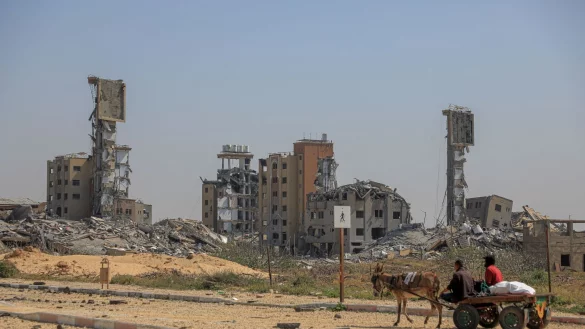 Ruinen von Geb&auml;uden, die bei israelischen Angriffen im zentralen Gazastreifen zerst&ouml;rt wurden. - &copy; Rizek Abdeljawad/XinHua/dpa