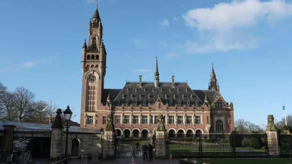 Ein Blick auf den Friedenspalast, in dem der Internationale Gerichtshof untergebracht ist. S&uuml;dafrika hatte Israel Ende Dezember vor diesem verklagt. Nun m&ouml;chte das Land erneut per Eilantrag gegen Israel vorgehen. - &copy; Patrick Post/AP/dpa