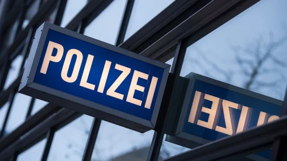 Der Schriftzug "Polizei" am 1. Polizeirevier auf der Zeil. - &copy; Boris Roessler/dpa/Archivbild