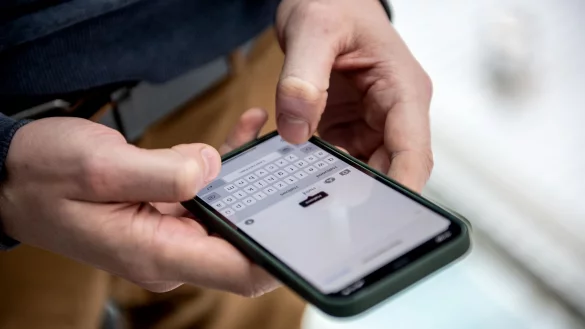 Schnell eine Nachricht tippen und dabei auf Autokorrektur setzen? Achten Sie auf die richtige Spracheinstellung, um Fehler zu vermeiden. - &copy; Zacharie Scheurer/dpa-tmn