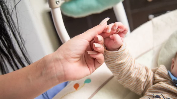 Eltern sollten zuerst an den eigenen Versicherungsschutz denken, ehe sie die Absicherung der Kleinsten in Betracht ziehen. - &copy; Christin Klose/dpa-tmn/dpa