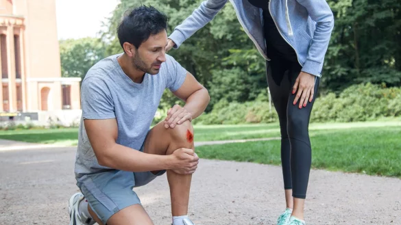 Bei Sch&uuml;rfwunden ist die Infektionsgefahr besonders gro&szlig;: Nach dem Desinfizieren sollte die Wunde mit einem geeigneten Pflaster abgedeckt werden. - &copy; Christin Klose/dpa-tmn