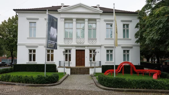 Blick auf das Kunstforum Hermann Stenner, das bis Ende M&auml;rz 2025 unter dem Titel &laquo;Guter Stoff&raquo; 150 Werke von Cornelius V&ouml;lker pr&auml;sentiert. - &copy; Friso Gentsch/dpa