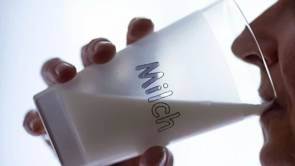 Eine Frau trinkt ein Glas Milch. Vom Verzehr unbehandelter Rohmilch wird allerdings abgeraten. - &copy; Peter Steffen/dpa