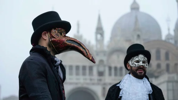 In Venedig hat die Karnevalsaison begonnen. - © Luca Bruno/AP/dpa