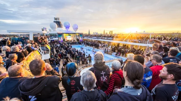 Die Full Metal Cruise von &laquo;Mein Schiff&raquo; ist eine Art Hardrock-Festival auf hoher See - wer laute Musik und Meer mag, ist hier richtig. Mitte September 2024 ist es wieder so weit. - &copy; Vincent Grundke/TUI Cruises GmbH/dpa-tmn