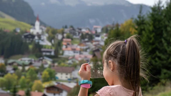 In Berwang bieten die Escape Trails eine Kombination aus Wandern und einer Art Schnitzeljagd, die Abenteuer f&uuml;r verschiedene Zielgruppen bereith&auml;lt. - &copy; Tiroler Zugspitz Arena/Tiroler Zugspitz Arena/dpa
