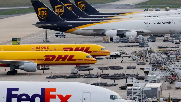 Frachtflugzeuge auf einem Flughafen. Eine FedEx-Boeing musste in Istanbul auf dem Rumpflanden. (Symbolbild) - &copy; Rolf Vennenbernd/dpa