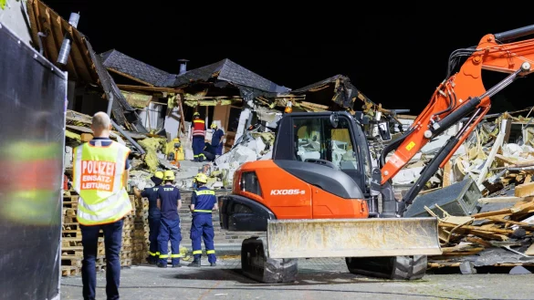 Die Abrissarbeiten dienen auch der Erstellung eines Gutachtens zur Ungl&uuml;cksursache. - &copy; Lando Hass/dpa