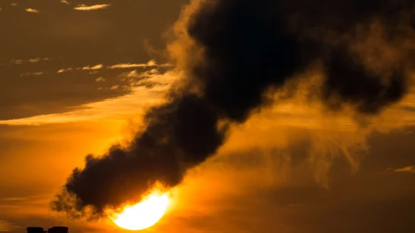 Die Morgensonne scheint hinter qualmenden Schornsteinen eines Blockheizkraftwerks in Frankfurt (Oder) (Brandenburg). - &copy; picture alliance / dpa