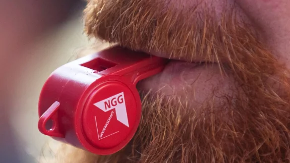 Die Gewerkschaft NGG ruft Beschäftigte in der Systemgastronomie zu Warnstreiks auf. - © Christoph Soeder/dpa