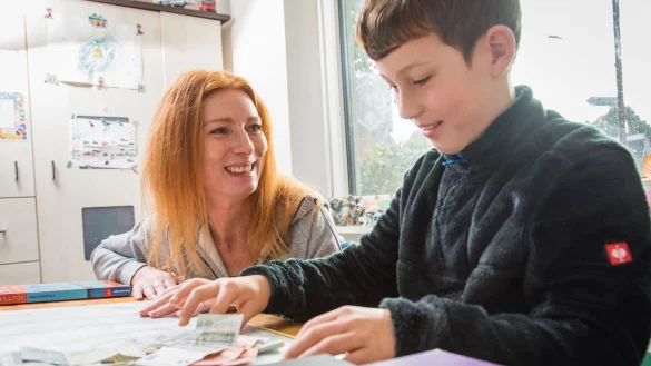 Früh übt sich: Wenn Eltern ihre Kinder beim Umgang mit Geld an die Hand nehmen, haben sie bessere Startvoraussetzungen. - © Christin Klose/dpa-tmn/dpa