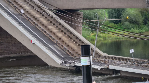 Nach dem Einsturz l&auml;uft die Ursachensuche an. - &copy; Robert Michael/dpa