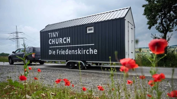 Die neue Tiny Church aus Paderborn ist buchbar. - &copy; Bernd Thissen/dpa