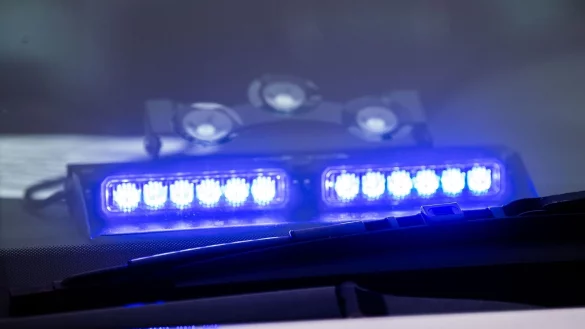 Ein Blaulicht leuchtet unter der Frontscheibe eines Einsatzfahrzeugs der Polizei. - © Lino Mirgeler/dpa/Symbolbild