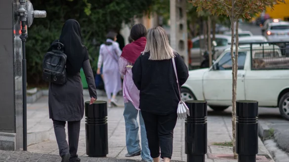 Frauen mit und ohne Kopftuch sind in Teheran unterwegs. - &copy; Arne Immanuel B&auml;nsch/dpa